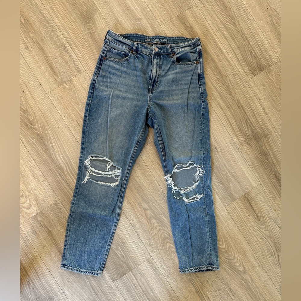 American Eagle Strigid Ripped Mom Jeans